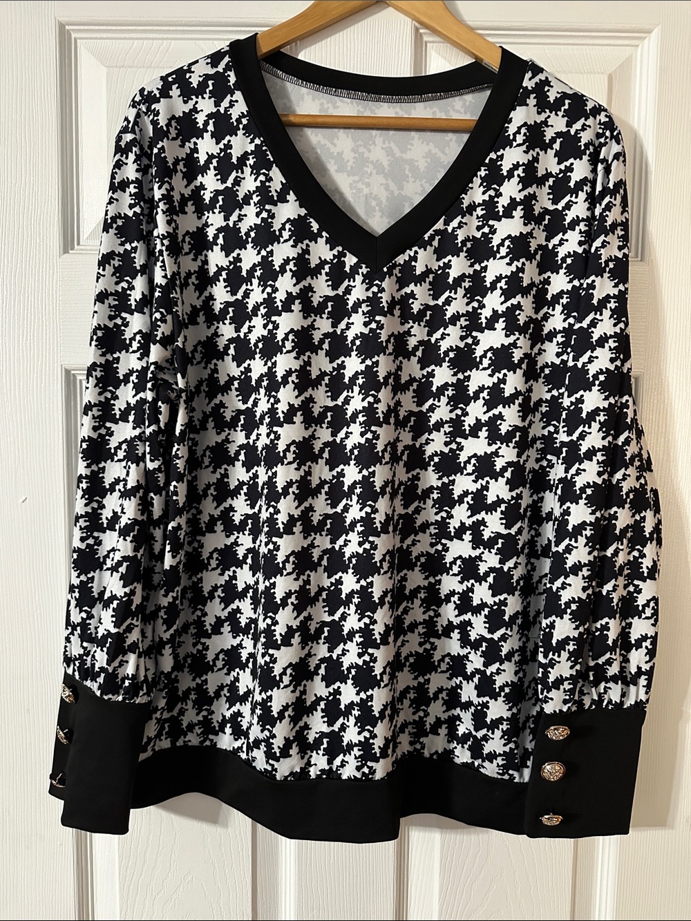Source Unknown Black and White Houndstooth V-Neck Blouse